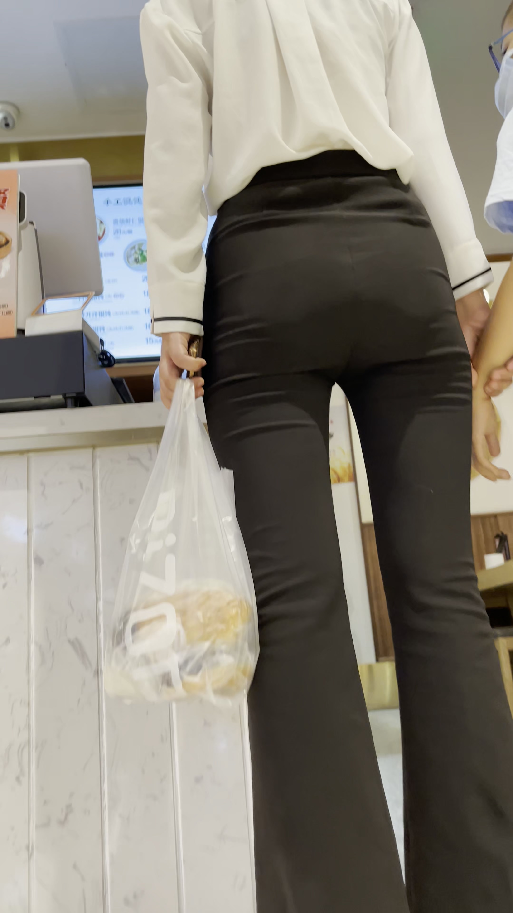 餐厅前台大长腿宽臀黑色紧身裤少妇【341.4M/视频】