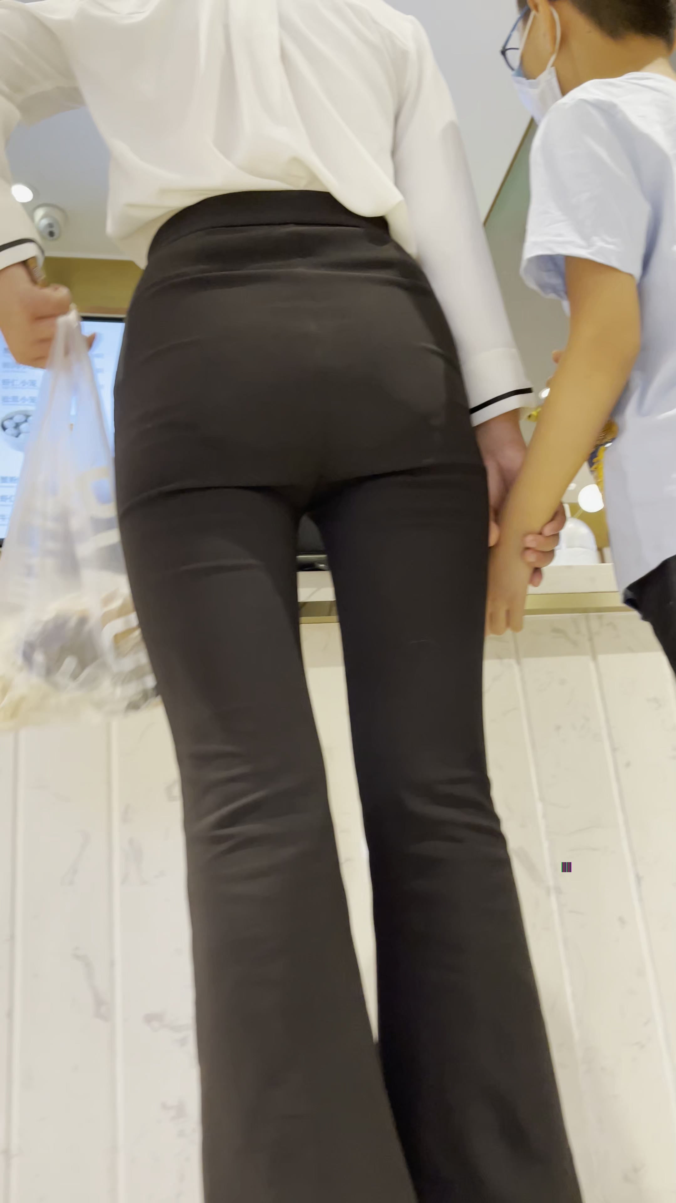 餐厅前台大长腿宽臀黑色紧身裤少妇【341.4M/视频】