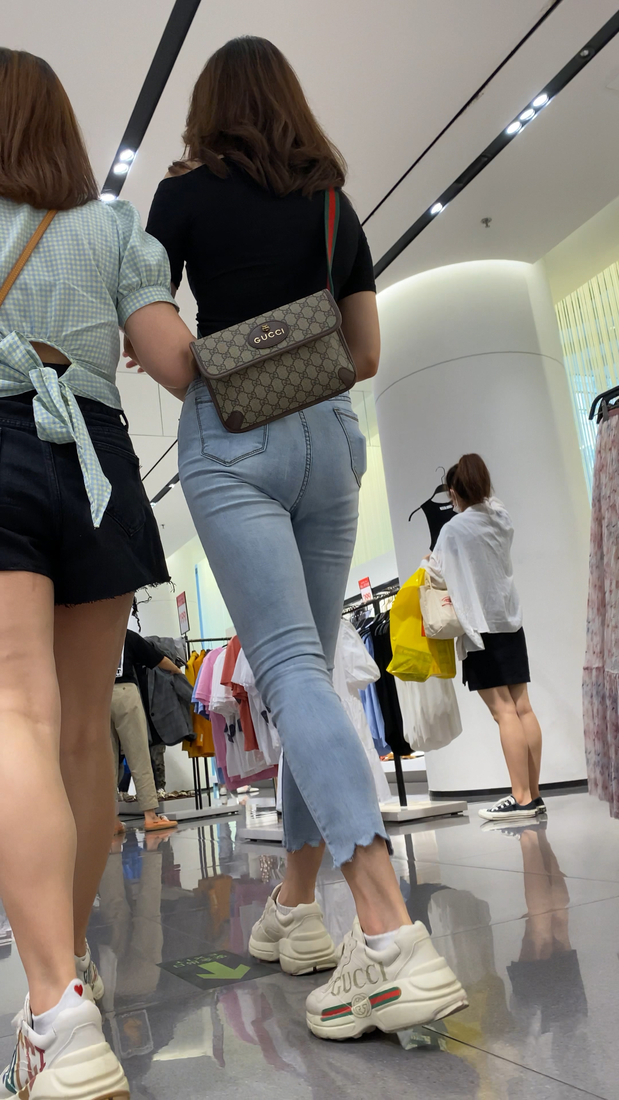 浅蓝色牛仔裤宽臀少妇【4.3G/视频】