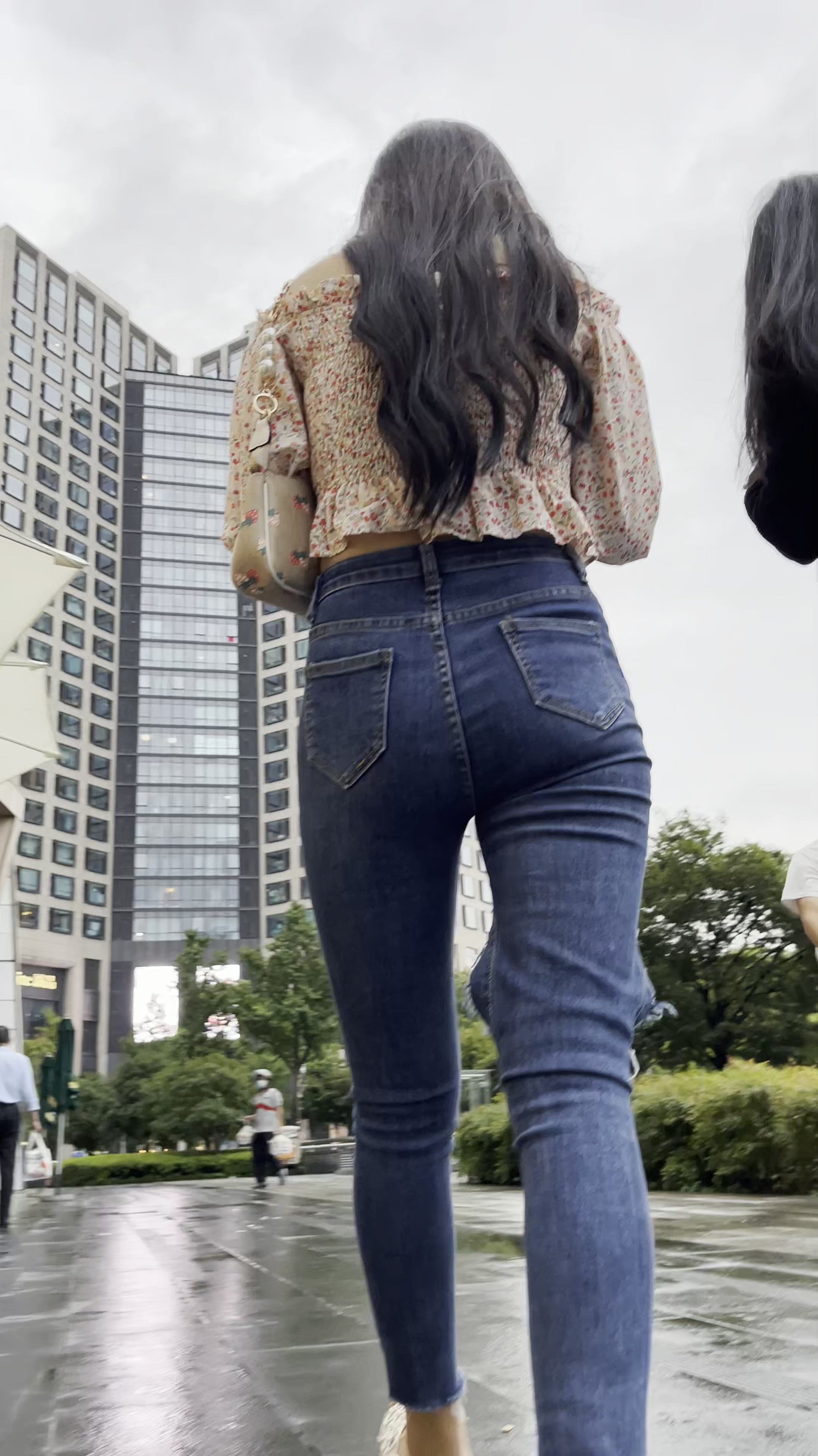 地体里深蓝色紧身牛仔裤翘臀mm【960M/视频】