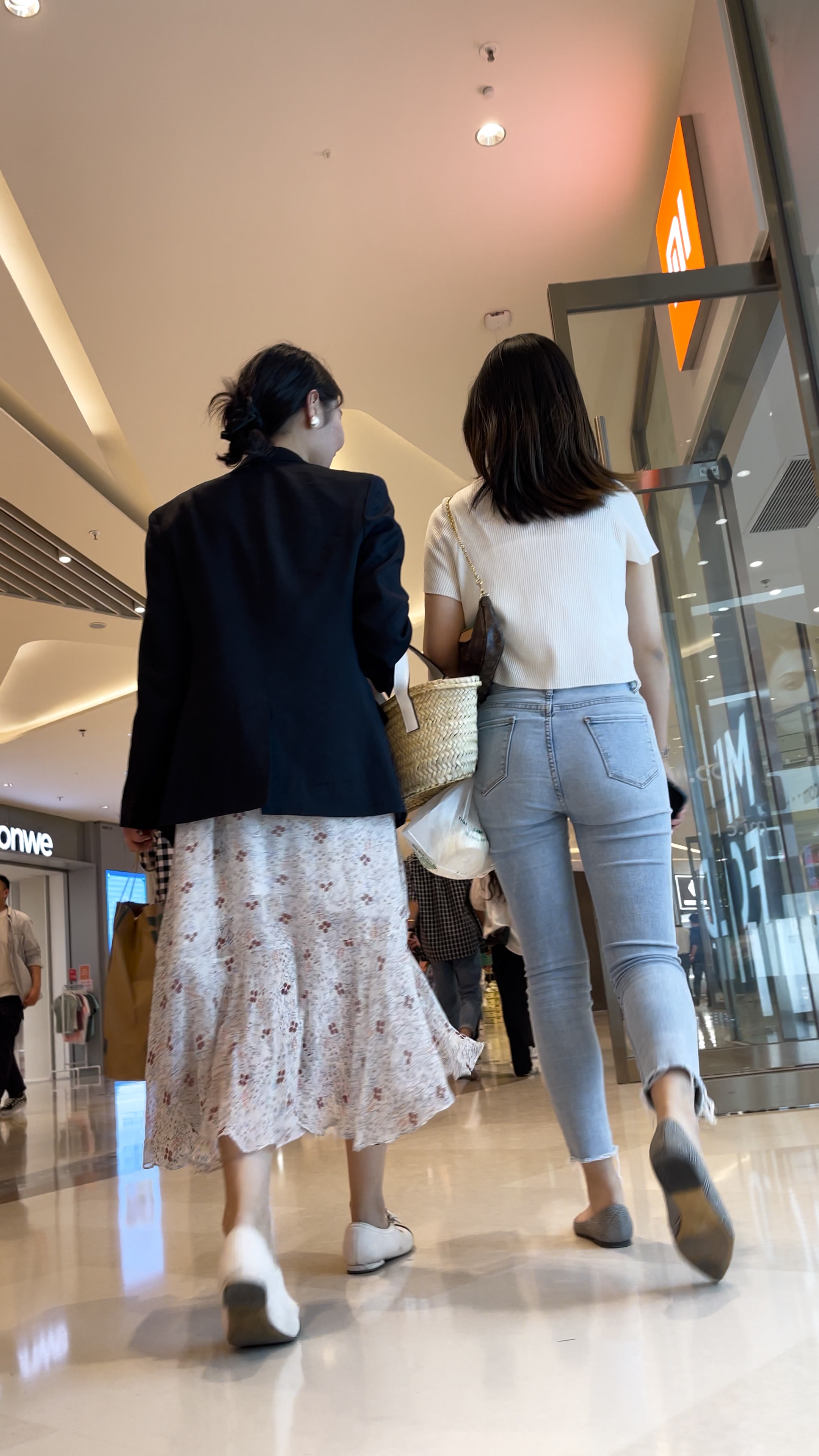 和闺蜜逛街的超紧浅蓝色牛仔裤翘臀美女【1.97G/视频】